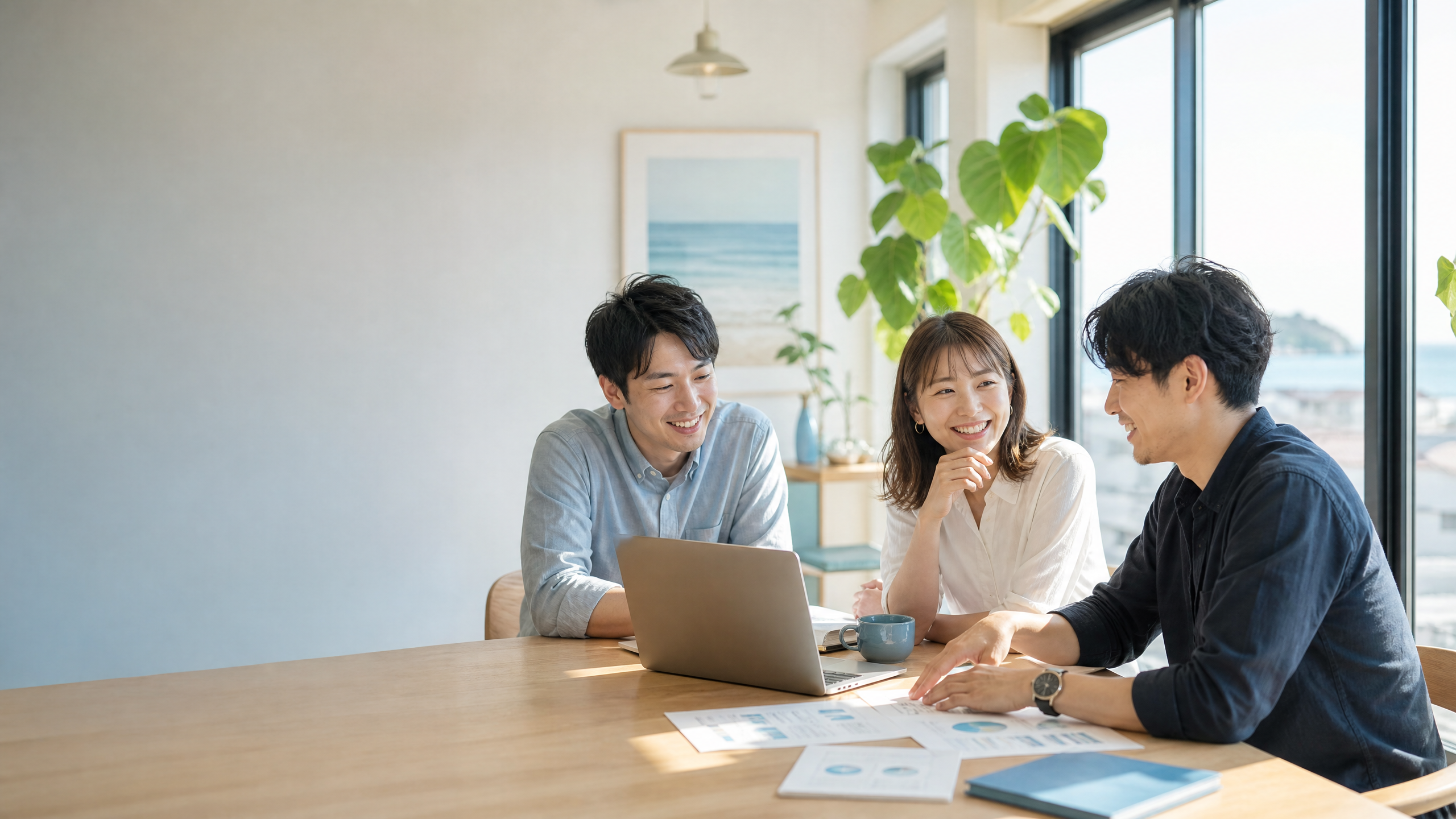 オフィスで会話しながら働くメンバー